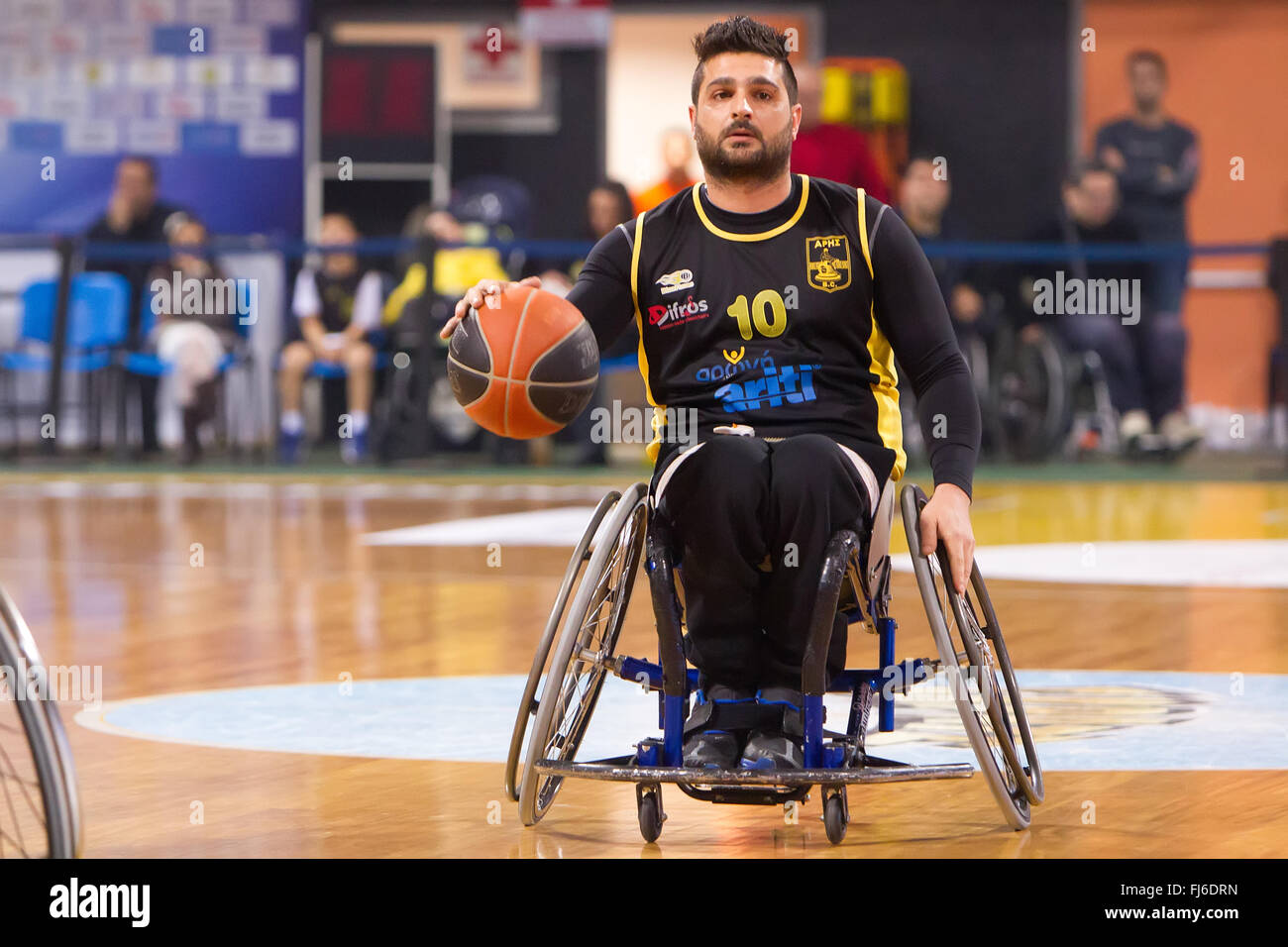 Salonicco, Grecia. Il 28 febbraio 2016. unidentified persone giocare una partita amichevole di basket in carrozzella a Nick Galis stadium Credito: VASILIS VERVERIDIS/Alamy Live News Foto Stock