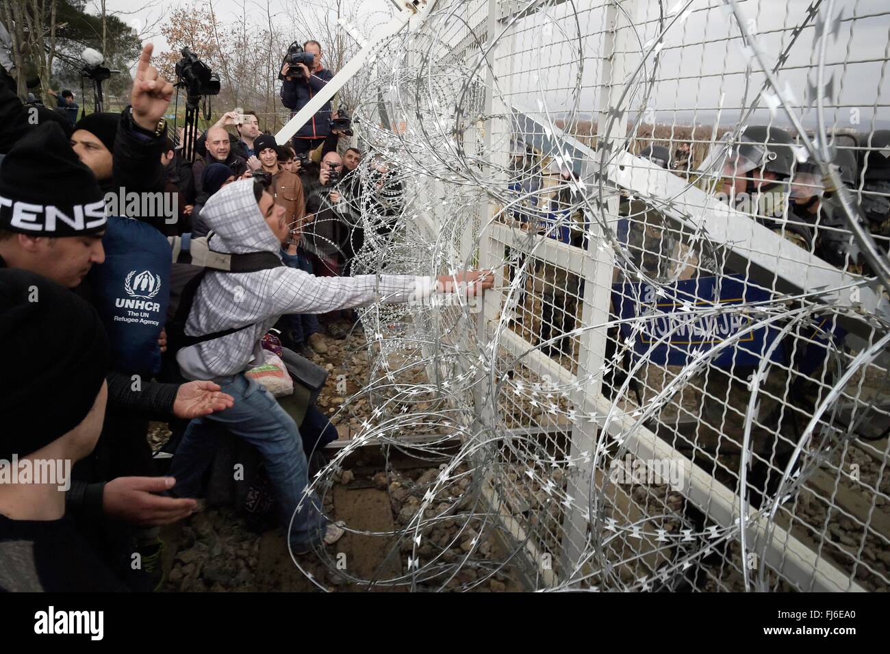 Idomeni, Grecia. Il 29 febbraio, 2016. Centinaia di migranti hanno provato oggi a rompere attraverso la barriera che li divide dalla Macedonia , la polizia ha risposto con gas lacrimogeni e bombe suono dopo i migranti sono riusciti a sfondare la recinzione sulla ferrovia .migliaia di migranti sono bloccati alla frontiera tra la Grecia e la Macedonia dove solo i siriani e gli iracheni possono passare , tre gruppi al giorno come hanno fatto il loro cammino verso l'Unione europea. Gli Aramei migranti protesta bloccando la ferrovia e chiedono la immediata apertura della frontiera . Credito: AGENZIA SINTESI/Alamy Liv Foto Stock