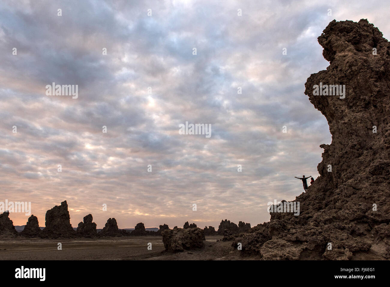 Le formazioni rocciose all'alba Lago di Abbe, Gibuti, Africa Foto Stock