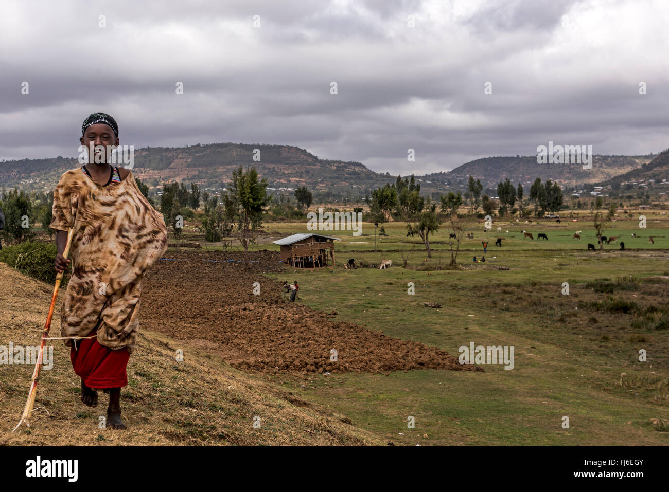 Ragazza giovane indossando vestiti tradizionali, Etiopia, Africa Foto Stock