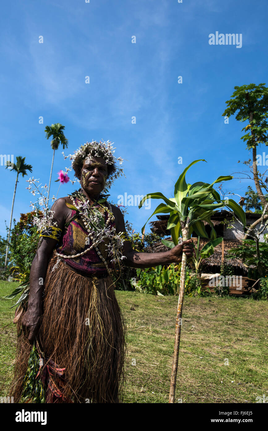 Donna locale indossando vestiti tradizionali Gingala a Dregerhafen, Papua Nuova Guinea Foto Stock
