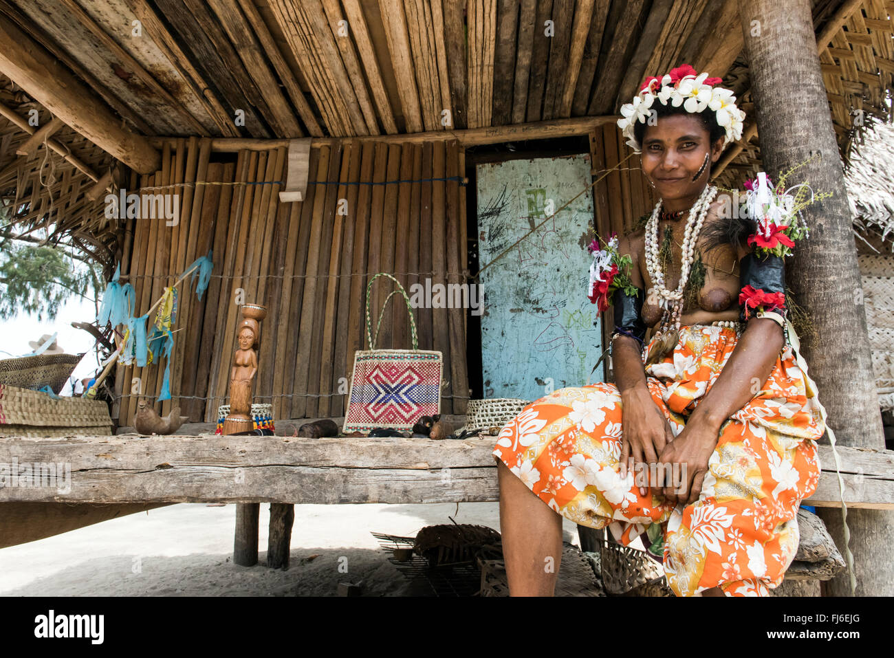 Donna locale la sua casa Kuiawa, Papua Nuova Guinea Foto Stock