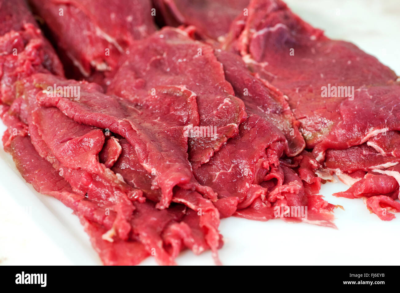 Non cotte fresche fette di rifilato lean beef steak pronti per la vendita al dettaglio in una macelleria Foto Stock