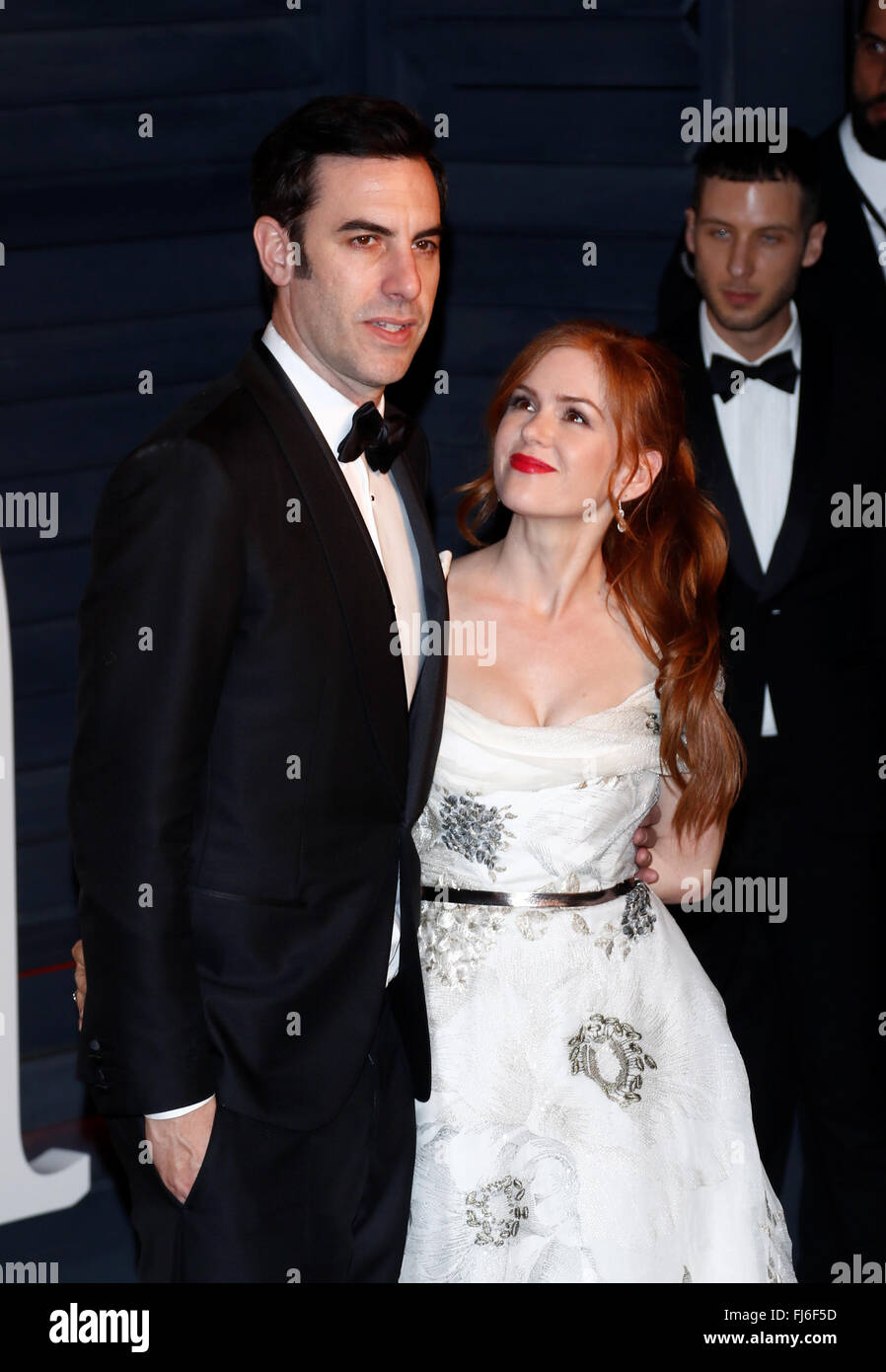 Beverly Hills Los Angeles, noi. 28 Feb, 2016. Attore sacha baron cohen e sua moglie Isla Fisher frequentare il Vanity Fair Oscar Party a Wallis Annenberg Center for the Performing Arts di Beverly Hills, Los Angeles, noi, 28 febbraio 2016. Foto: Hubert Boesl/dpa/Alamy Live News Foto Stock