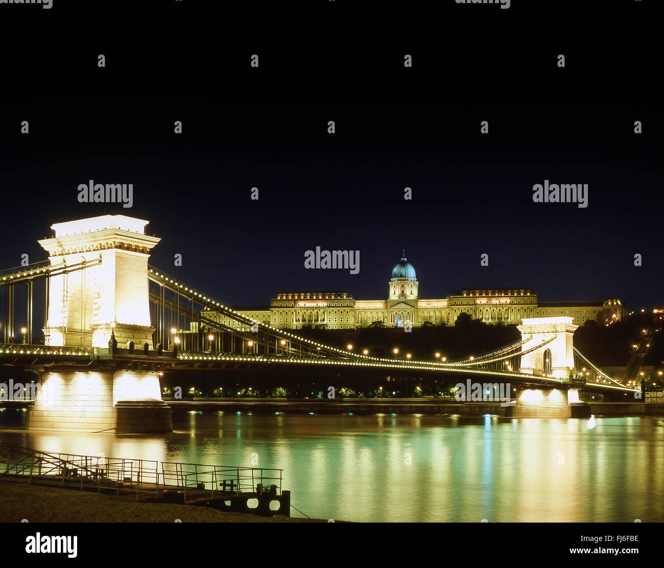 Il 'Chain Bridge e Royal Palace oltre il Fiume Danubio al tramonto, Pest, Budapest, Repubblica di Ungheria Foto Stock
