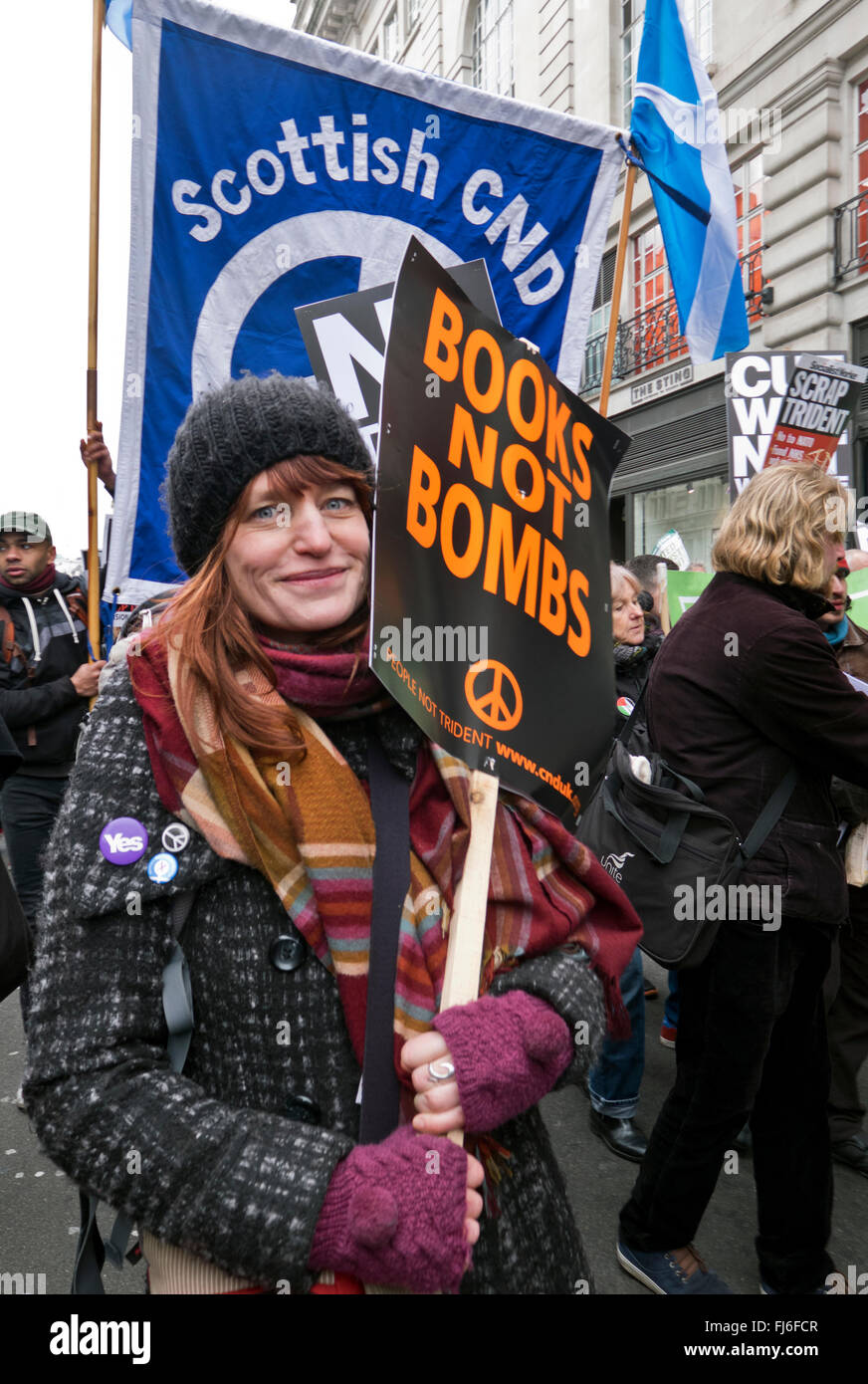 Trident CND protesta attraverso il centro di Londra è stata più grande anti-nucleare marzo una generazione Feb 28 2016 Foto Stock