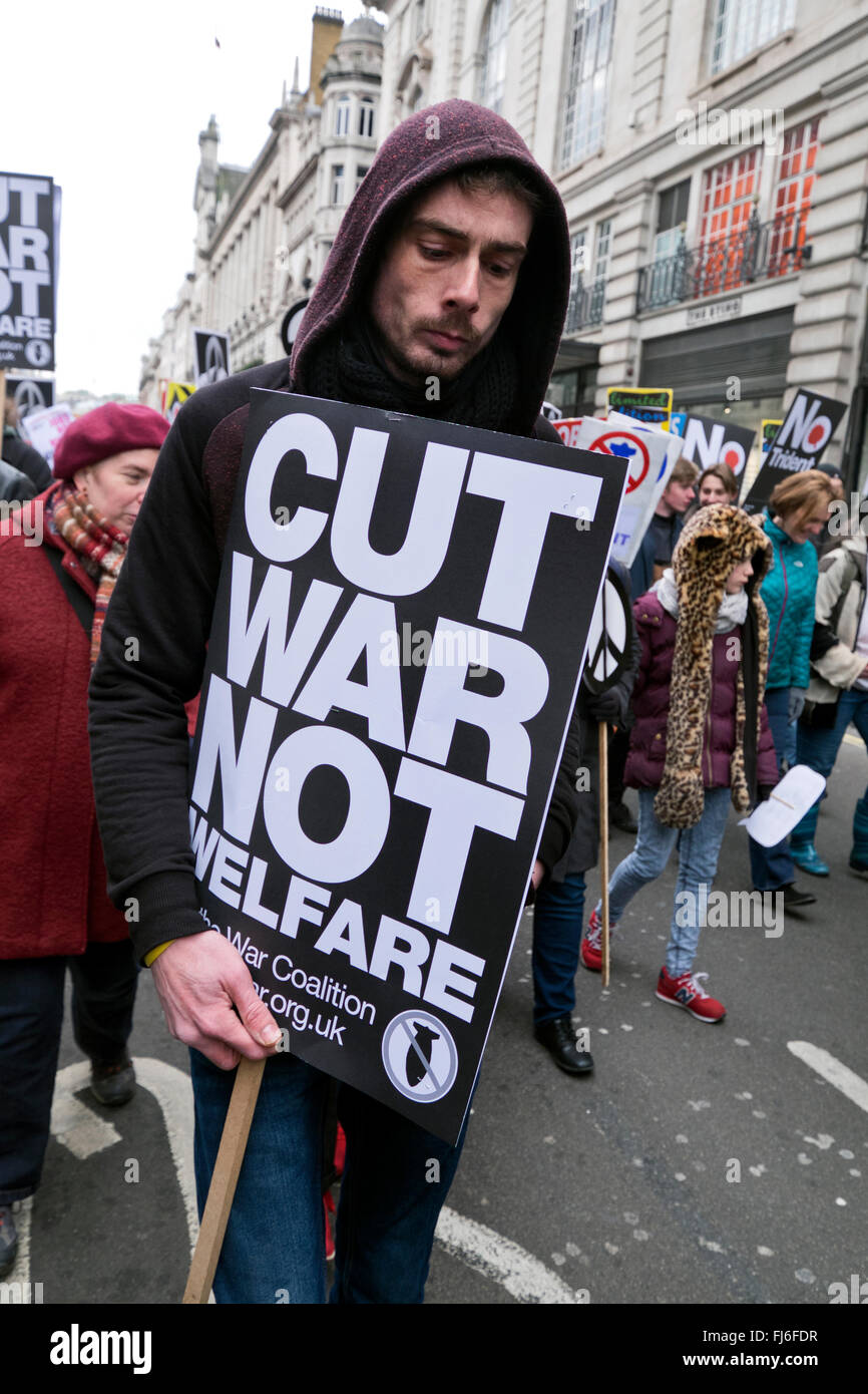 Trident CND protesta attraverso il centro di Londra è stata più grande anti-nucleare marzo una generazione Feb 28 2016 Foto Stock