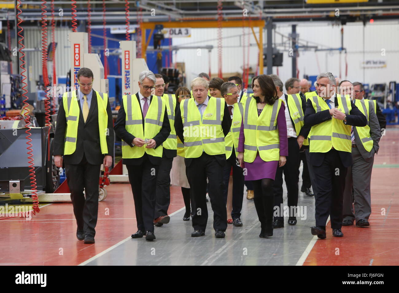 Immagini di Wright fabbrica di autobus in Antrim, Irlanda del Nord. Sindaco di Londra Boris Johnson MP, ha visitato lo stabilimento in Antrim Foto Stock