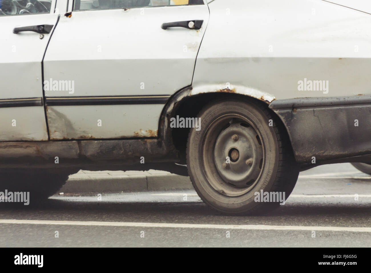 Vecchia automobile arrugginita Foto Stock