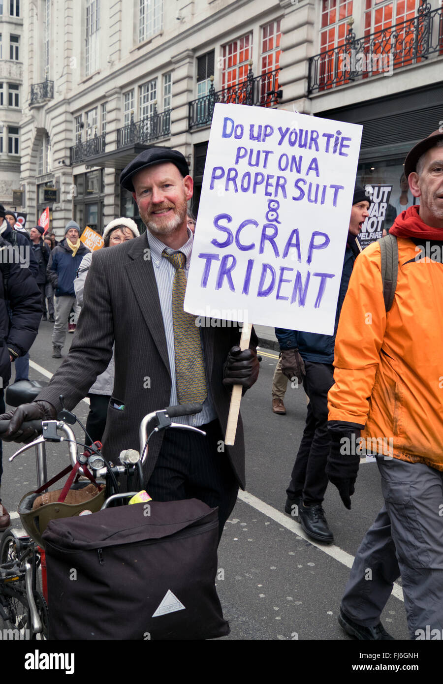 Trident CND protesta attraverso il centro di Londra è stata più grande anti-nucleare marzo una generazione Feb 28 2016 Foto Stock