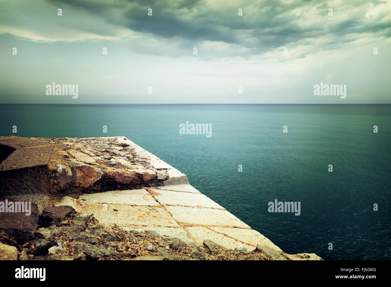 Vista sul mare tempestoso e nuvole. Natura mediterranea. Foto Stock