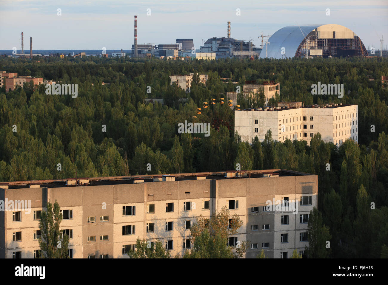 Vista aerea del pripjat e la vicina centrale nucleare di Cernobyl con il nuovo confinamento sicuro. La zona di alienazione, Ucraina. Foto Stock