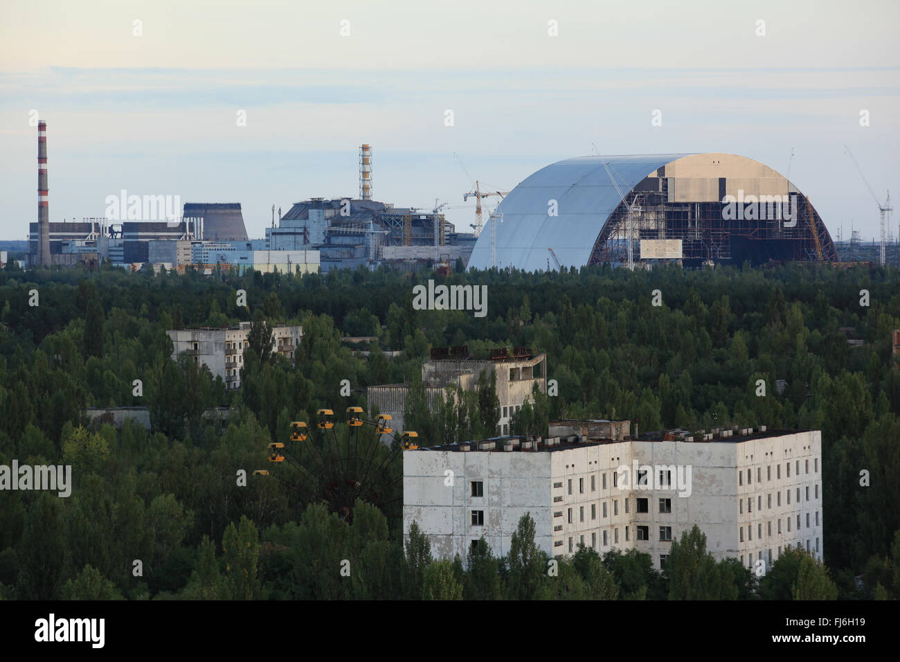 Vista aerea del pripjat e la vicina centrale nucleare di Cernobyl con il nuovo confinamento sicuro. La zona di alienazione, Ucraina. Foto Stock