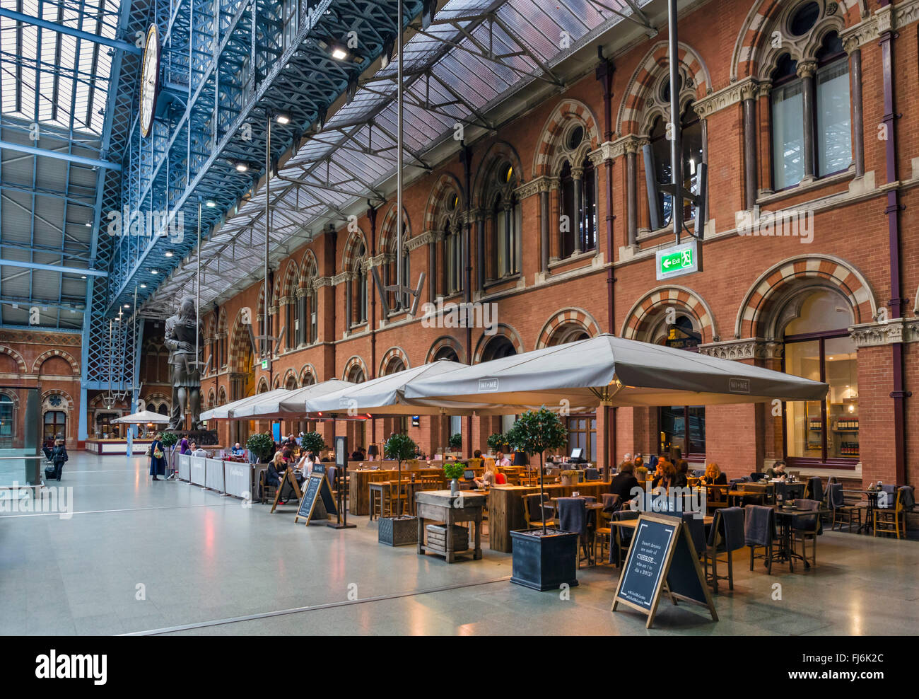 MI + ME ristorante a dalla stazione ferroviaria internazionale di St Pancras, London, England, Regno Unito Foto Stock