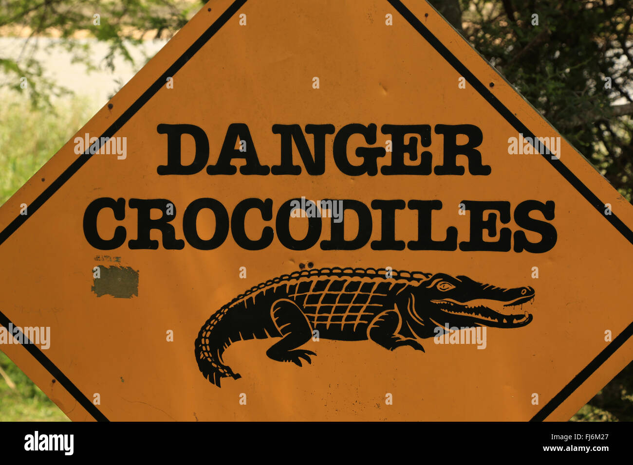 Crocodile cartelli di avvertimento a Saint Lucia, isimangaliso zone umide riserva, KwaZulu-Natal, in Sudafrica. Foto Stock