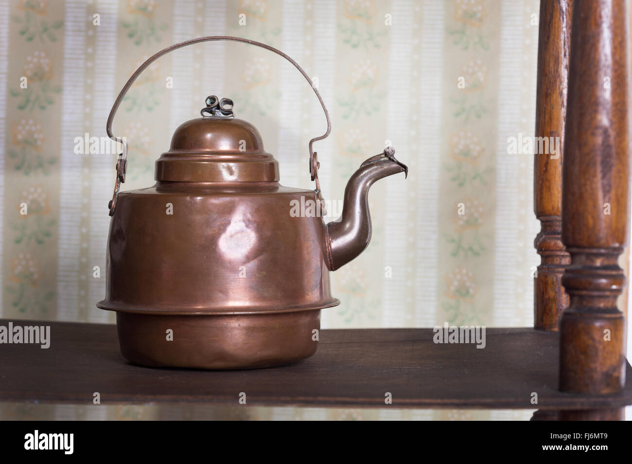 Vintage bollitore sulla vecchia scaffale in background sfondo rétro Foto Stock