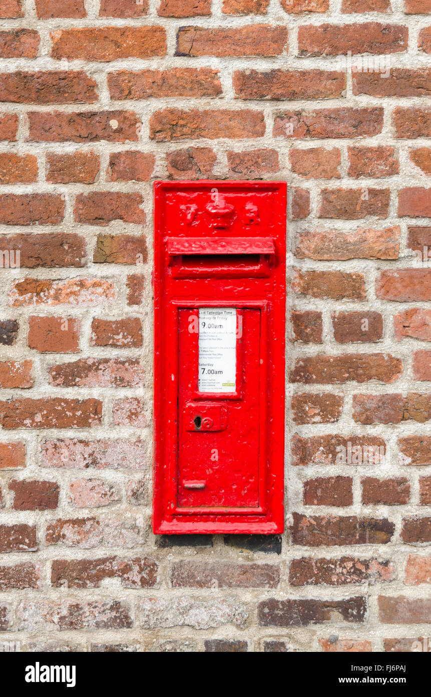 Rosso brillante montato a parete post box in Stourport-on-Severn Foto Stock