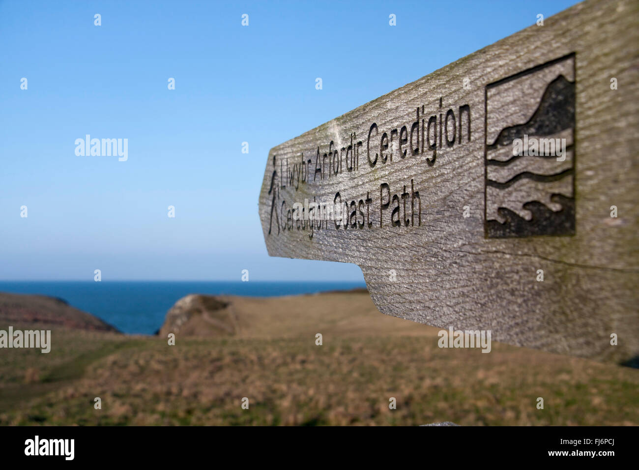 Ceredigion costa segno del percorso con il mare sullo sfondo Cardigan Bay Mid Wales UK Foto Stock