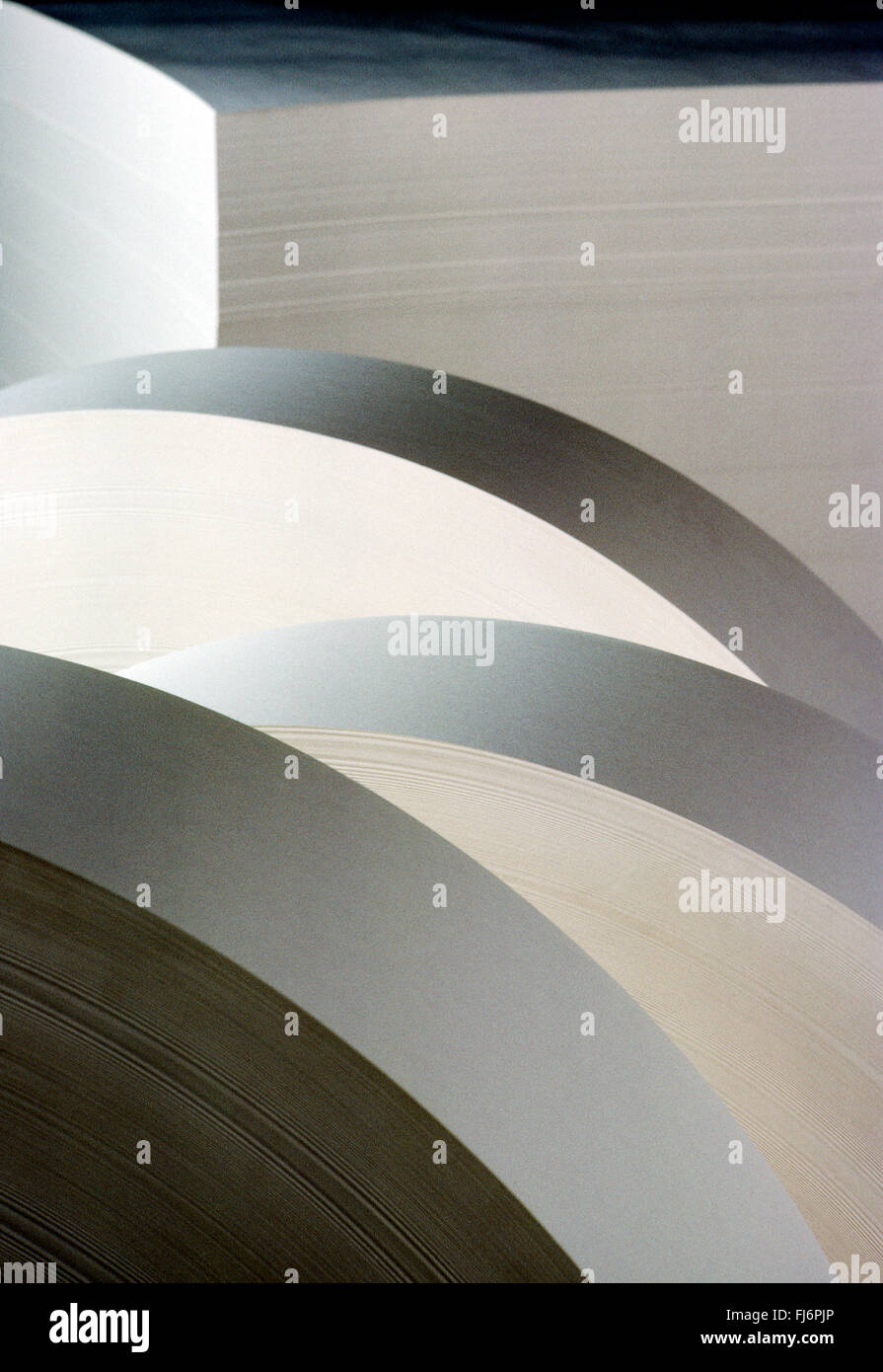 Vista astratta di grandi rotoli di carta da stampa Foto Stock