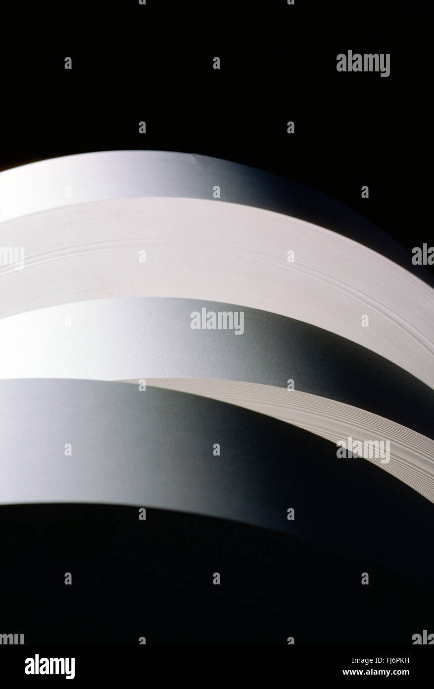 Vista astratta di grandi rotoli di carta da stampa Foto Stock