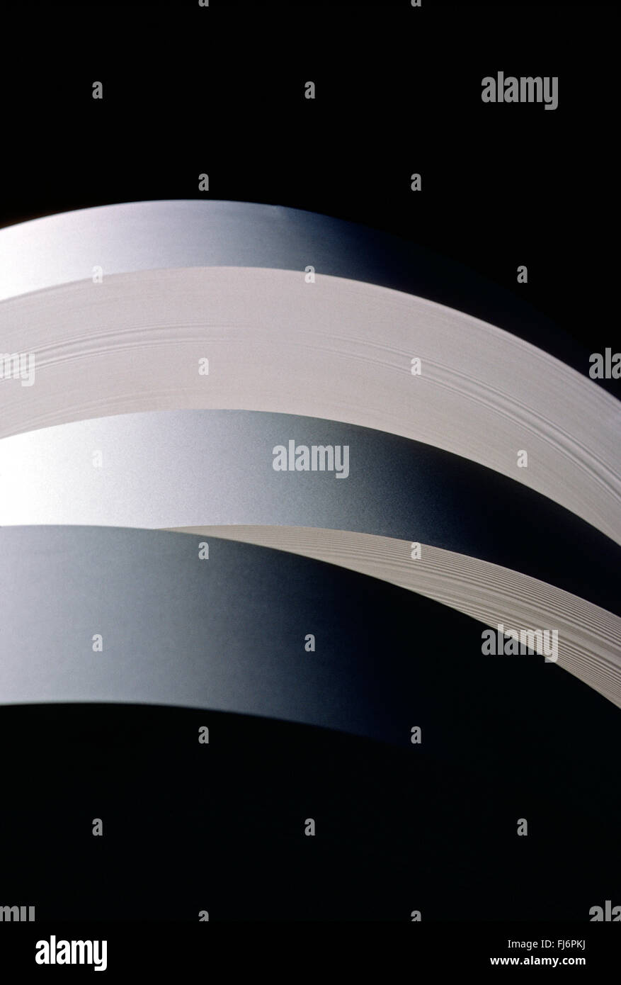Vista astratta di grandi rotoli di carta da stampa Foto Stock