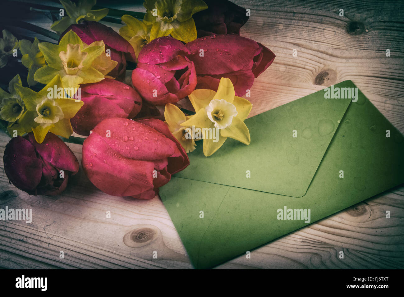 Lettera su carta fiori di primavera in stile vintage Foto Stock