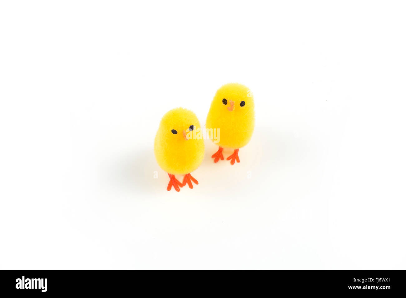 Pasqua, piccolo pulcino e uova colorate Foto Stock