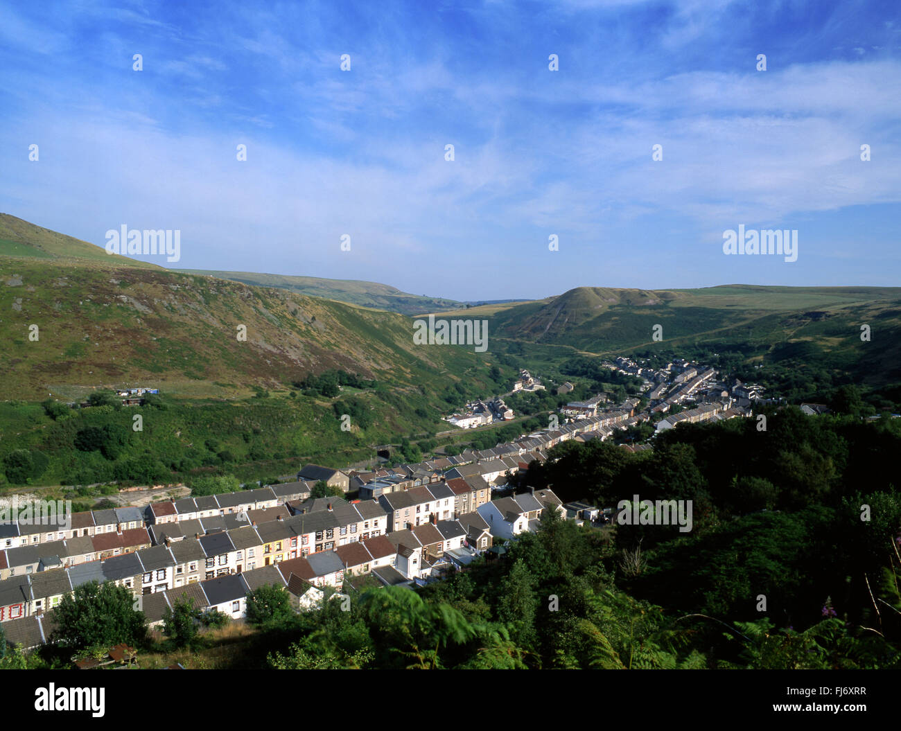 Pontygwaith ex villaggio minerario con le tipiche strade di case a schiera alloggiamento Rhondda Fach Valley South Wales UK Foto Stock