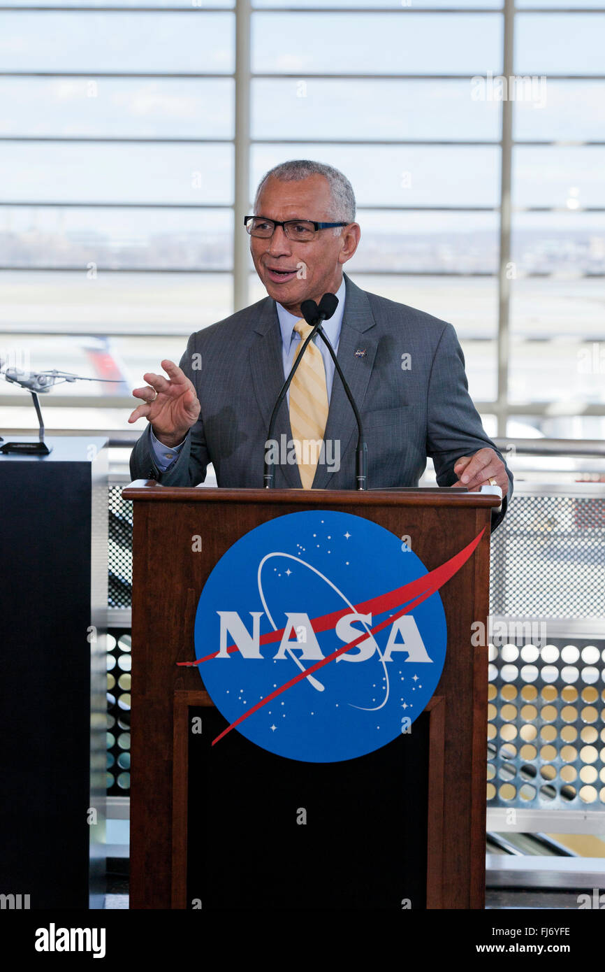 Washington, DC, Stati Uniti d'America. Il 29 febbraio, 2016. Amministratore della NASA Charles Bolden annuncia il ritorno di passeggeri supersonico viaggi aerei e aggiudicati i 20 milioni di dollari il contratto per la Lockheed Martin per la progettazione del primo tranquilla trasporto supersonico (QueSST) aeromobili, in una serie di nuovi grandi orizzonti di aviazione aerei X progetto. Credito: B Christopher/Alamy Live News Foto Stock