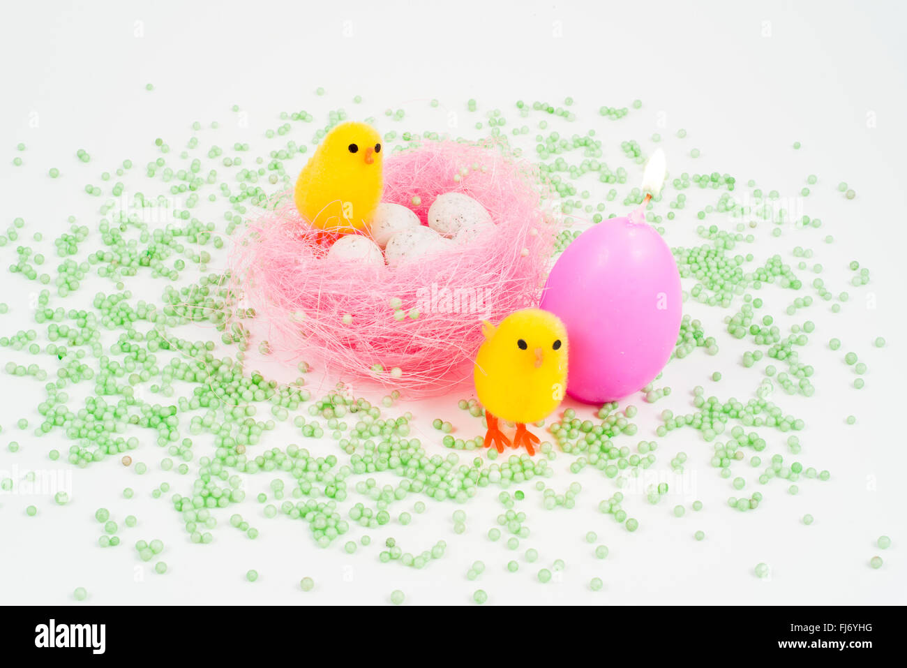 Pasqua, piccolo pulcino e uova colorate Foto Stock