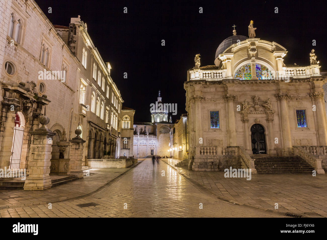 Foto notturna città all'interno di mura di Dubrovnik Foto Stock