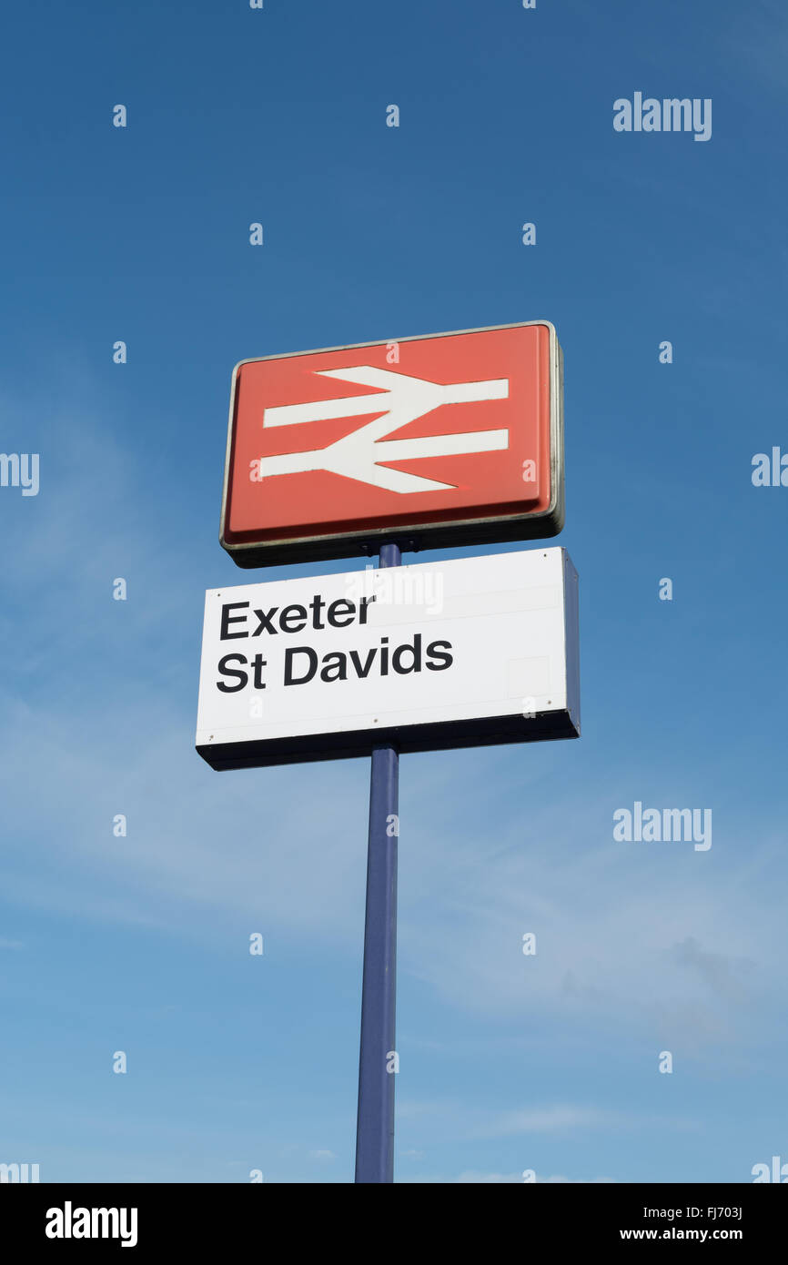 Classic British Rail logo visualizzato al di fuori di Exeter St Davids stazione, Exeter Devon, Inghilterra, Regno Unito Foto Stock