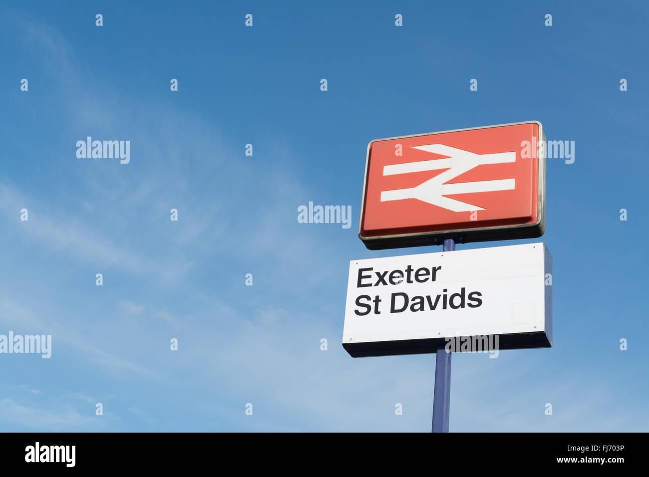 Classic British Rail logo visualizzato al di fuori di Exeter St Davids stazione, Exeter Devon, Inghilterra, Regno Unito Foto Stock