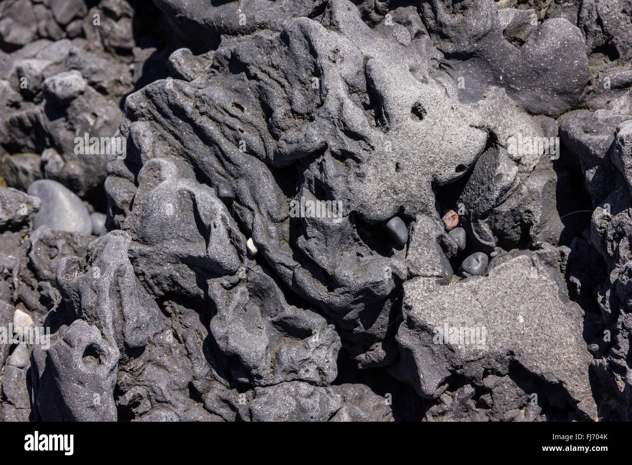 Abstract la formazione di rocce vulcaniche nella spiaggia di vik Islanda Foto Stock