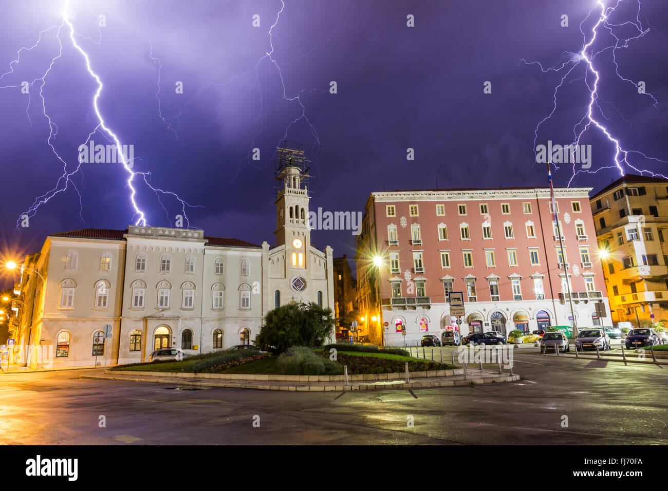 Temporale con un fulmine sulla città di Spalato Croazia Foto Stock