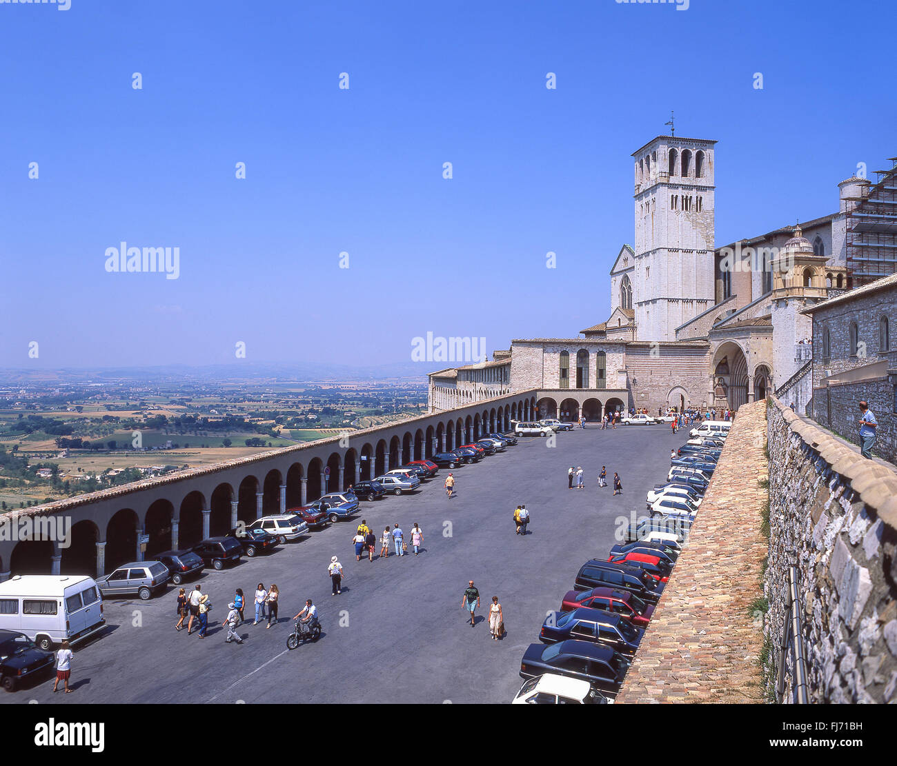 Vista panoramica della Basilica di San Francesco di Assisi e Plaza di San Francesco, Assisi, Perugia Provincia, Regione Umbria, Italia Foto Stock