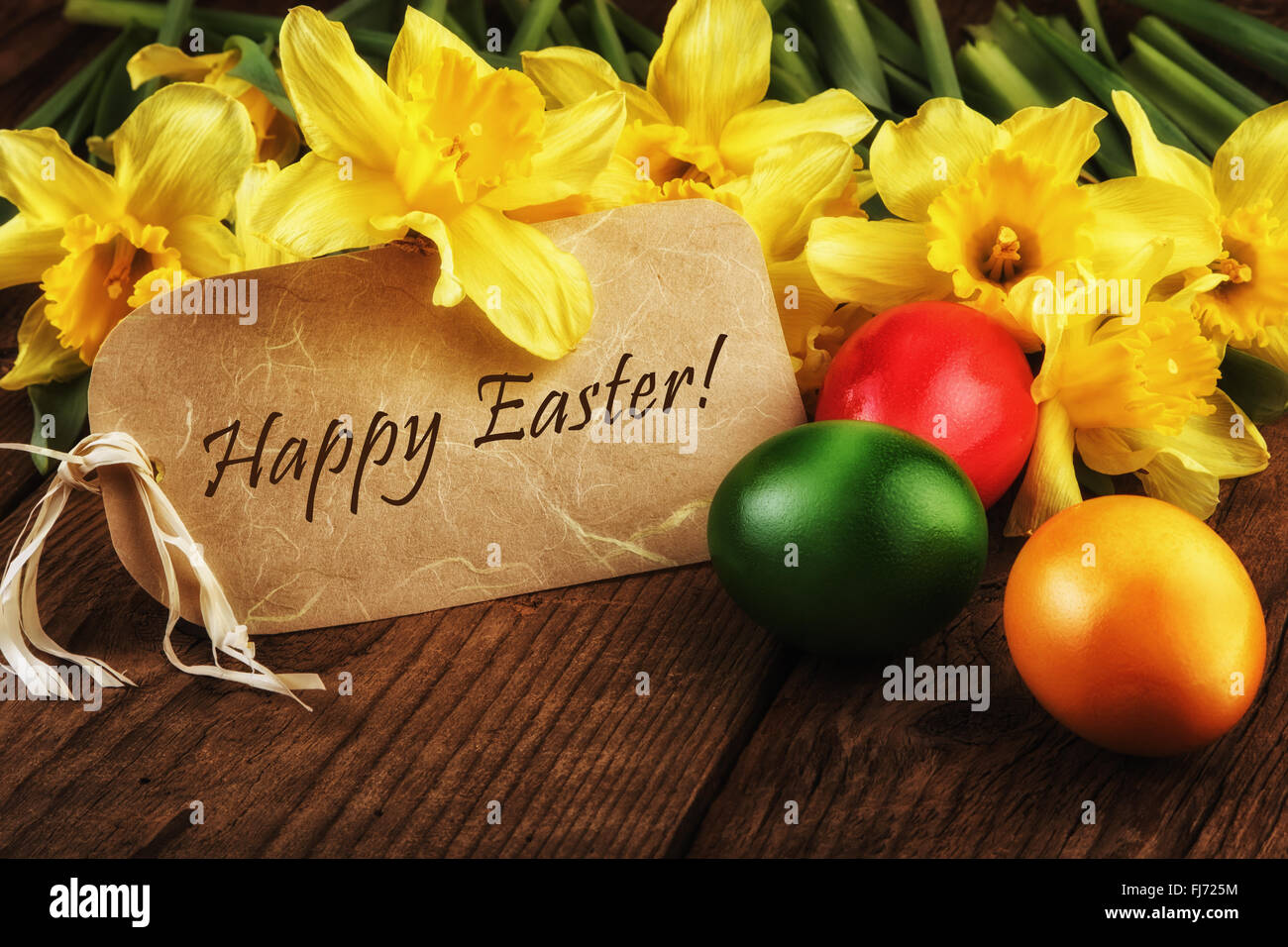 Yellow Daffodils testo fiori Felice Pasqua carta effetto luce solare Foto Stock