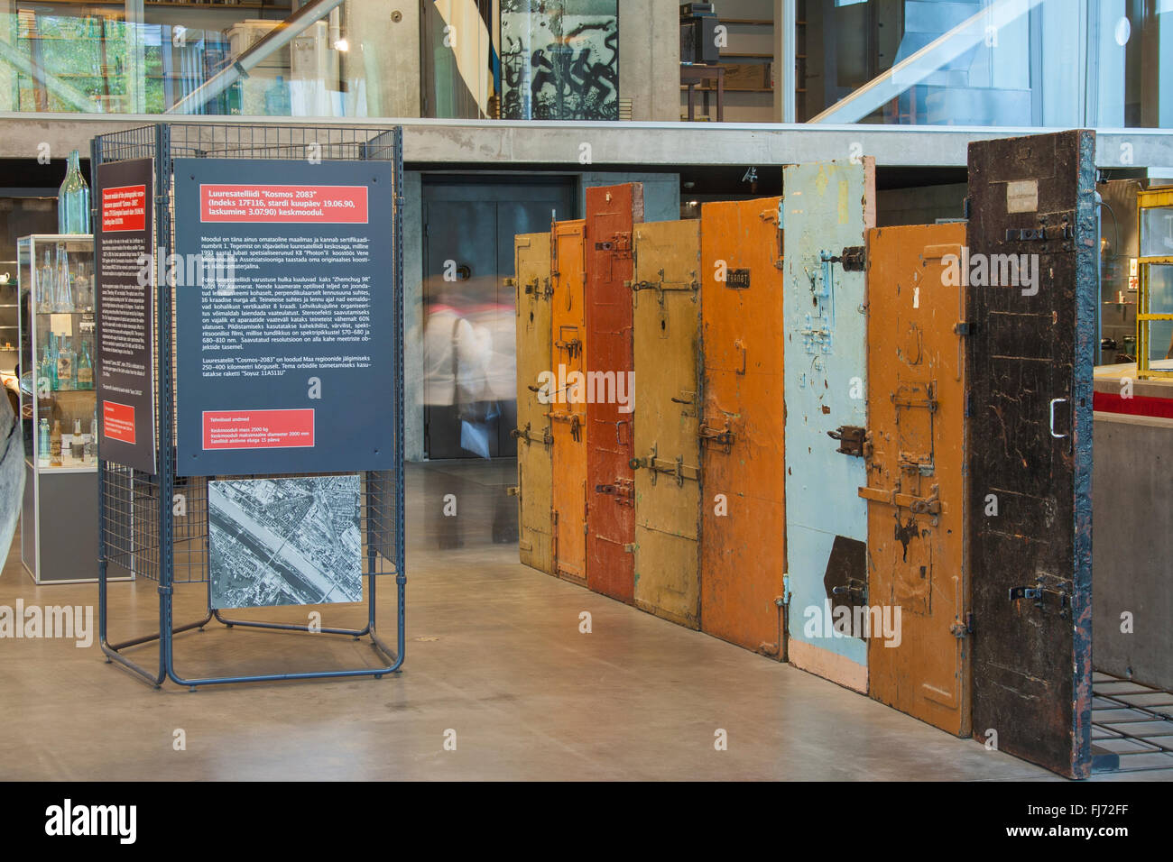 Era sovietica le porte della prigione presso il Museo delle occupazioni, Tallinn, Estonia Foto Stock