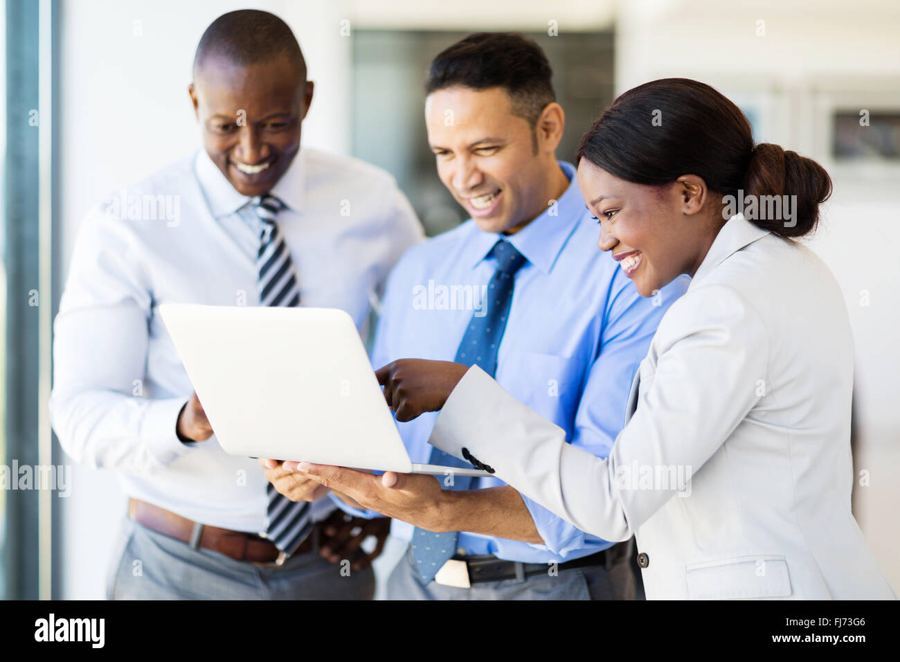 Moderno business team usando il computer portatile in ufficio Foto Stock