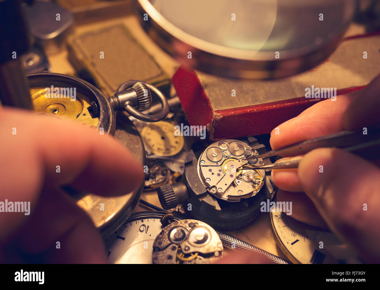 Orologiai artigianato. Un orologio maker la riparazione di un vintage orologio automatico. Foto Stock