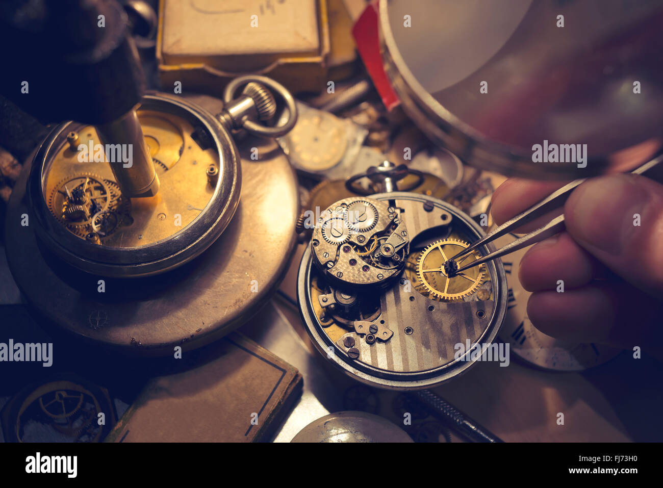 Orologiai artigianato. Un orologio maker la riparazione di un vintage orologio automatico. Foto Stock