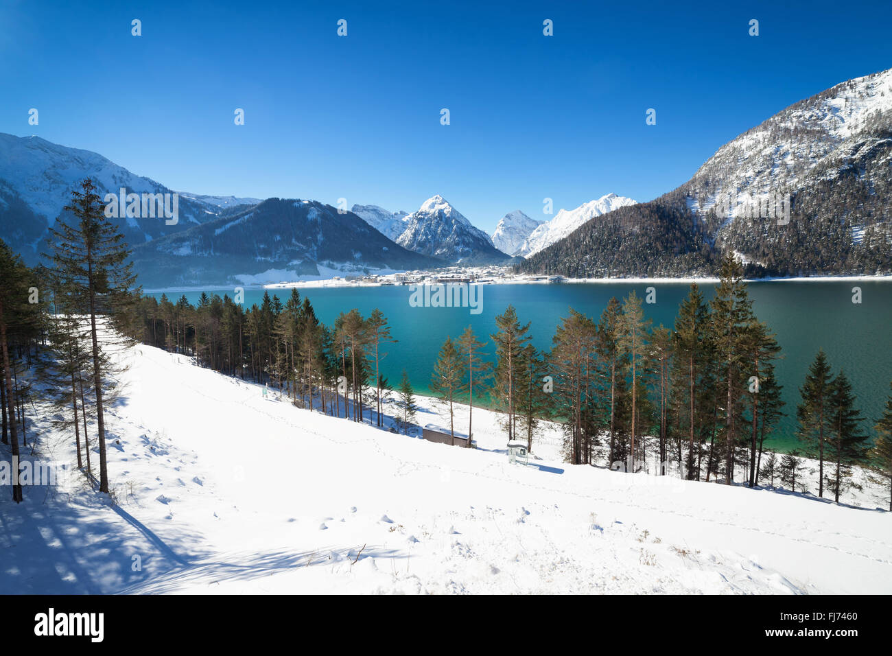 Idilliaco paesaggio di montagna in inverno, lago di Achen, Alpi, Austria Foto Stock