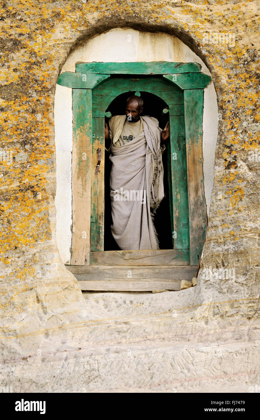 Sacerdote ortodosso alla porta di Mikael Milhaizengi rupestri chiesa, Tigray, Etiopia Foto Stock