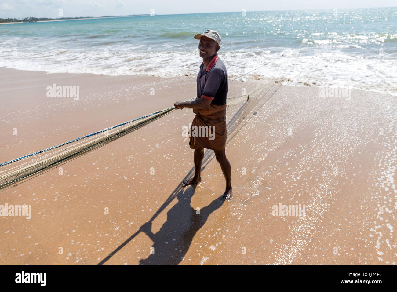 Fisherman tirando la rete dal mare, Tangalle, Sri Lanka, Asia Foto Stock