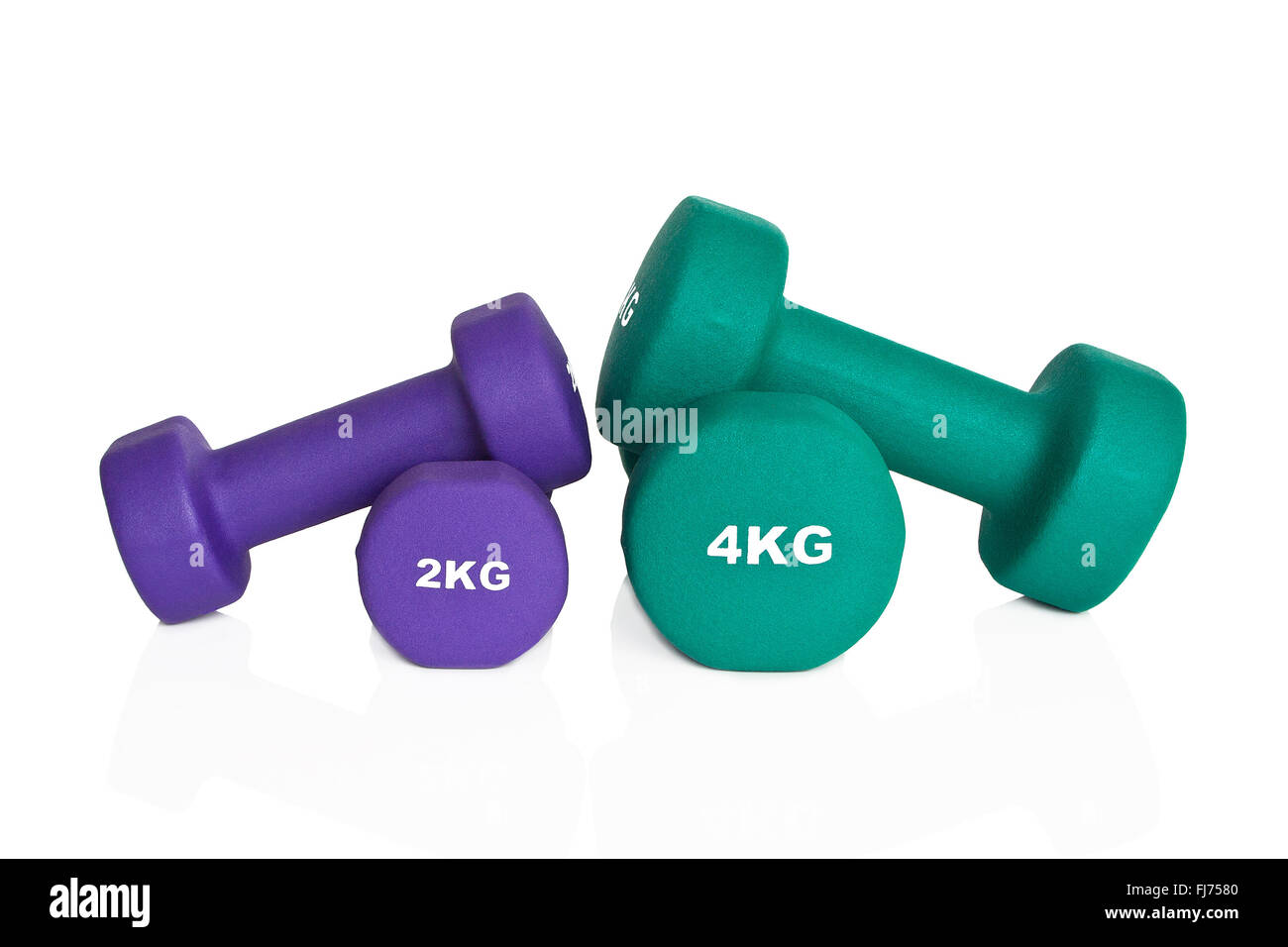 Verde 4kg e viola 2kg manubri isolati su sfondo bianco. I pesi per un allenamento di fitness. Foto Stock
