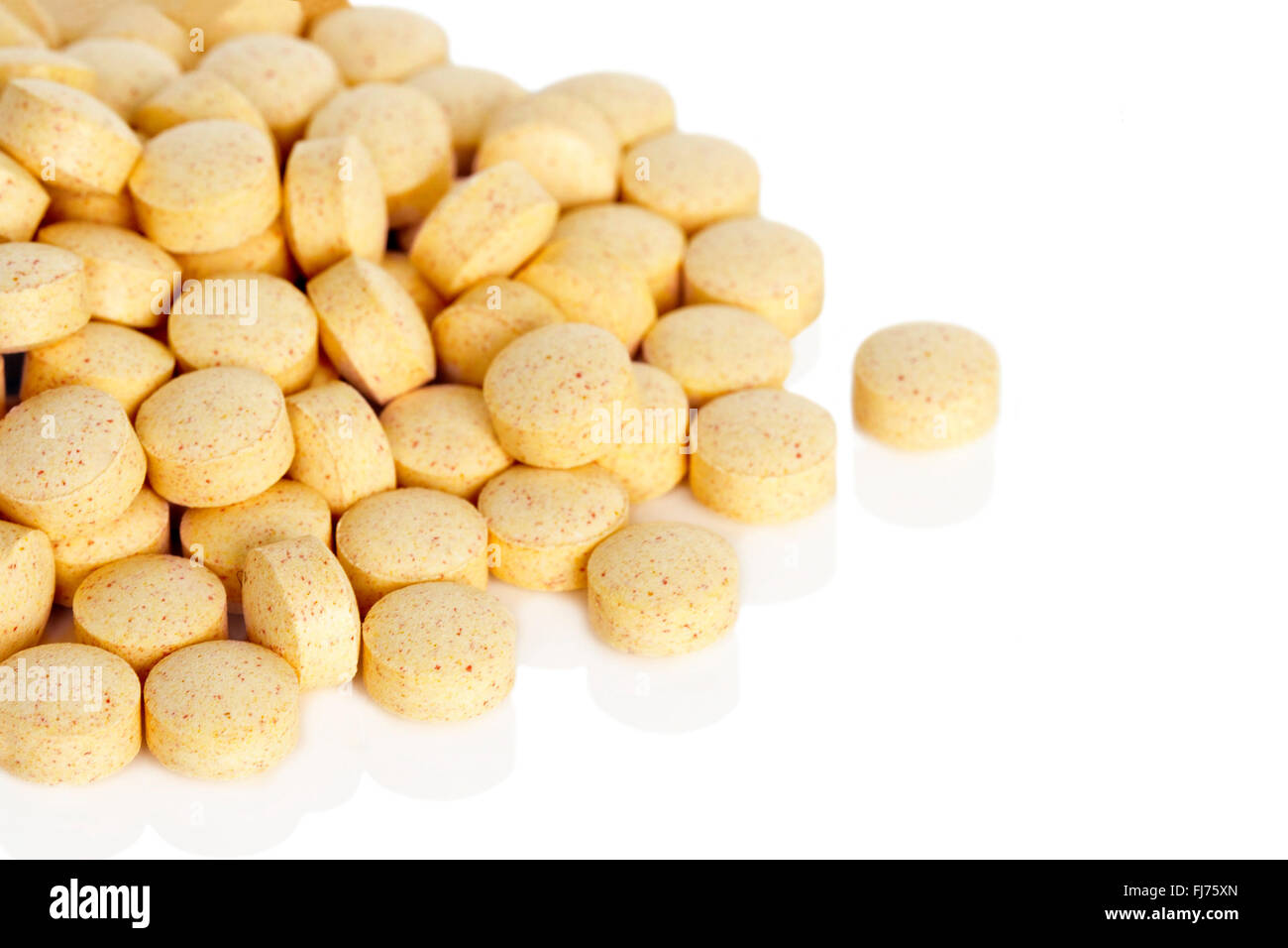 Un mucchio di acido folico Vitamina supplemento compresse isolato su uno sfondo bianco. Foto Stock