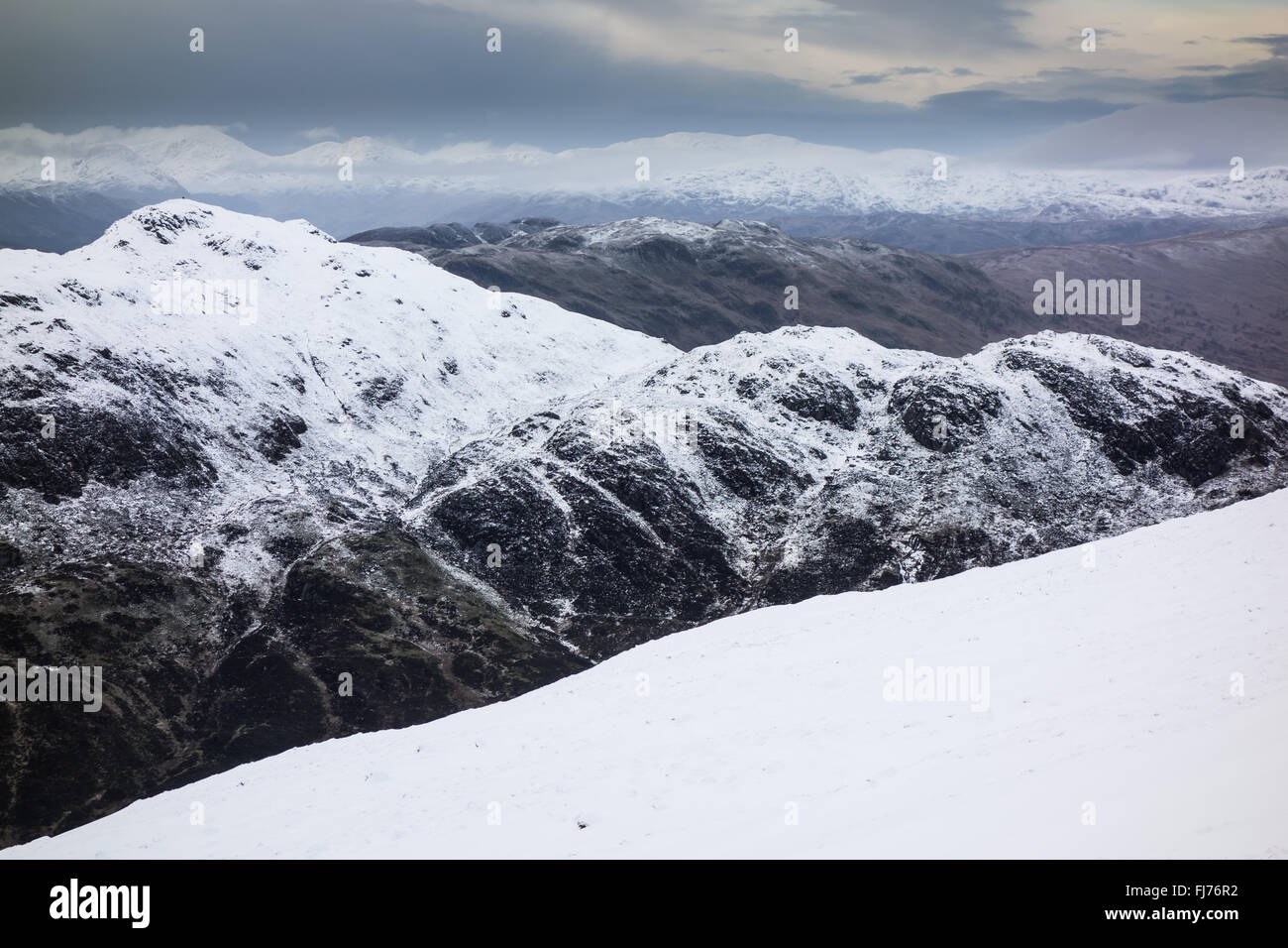 Le vedute da intorno al vertice di Ben Lomond coperta di neve in inverno Foto Stock