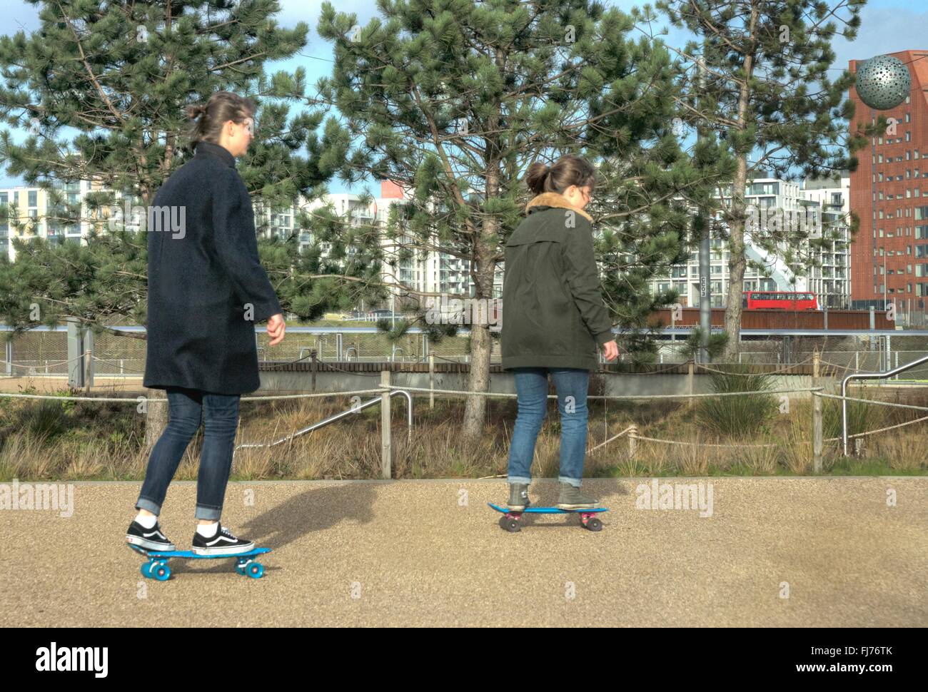 Ragazze skateboard, Olympic Park London Foto Stock