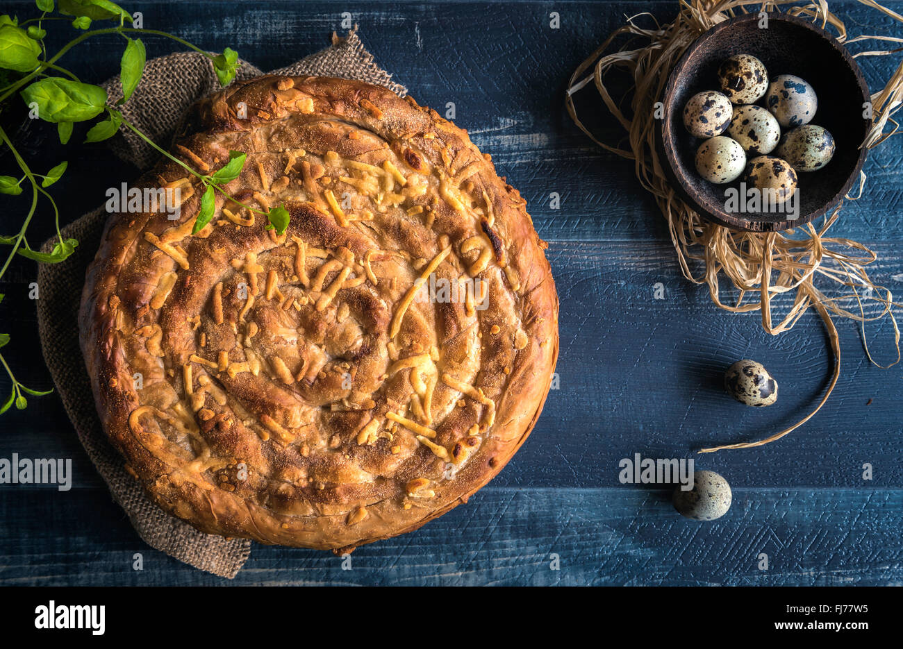 Doppia torta di formaggio e uova di quaglia su sfondo di legno,concetto di Pasqua Foto Stock