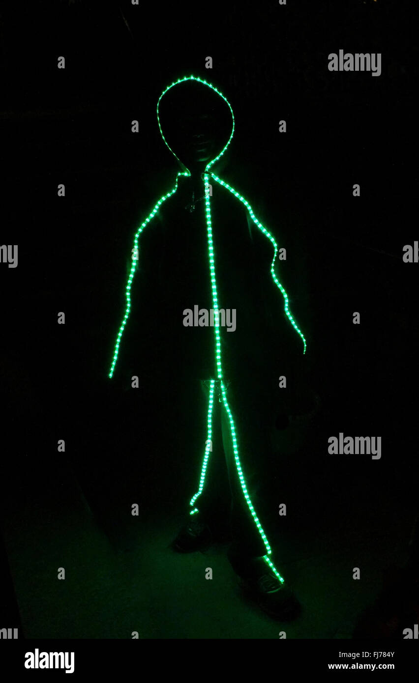 Ho chiesto alla madre per scattare una foto del suo bambino in un bastone figura il costume di Halloween e lei ha detto di sì. Foto Stock